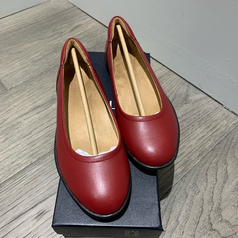Naturalizer Flexy red leather 6 wide